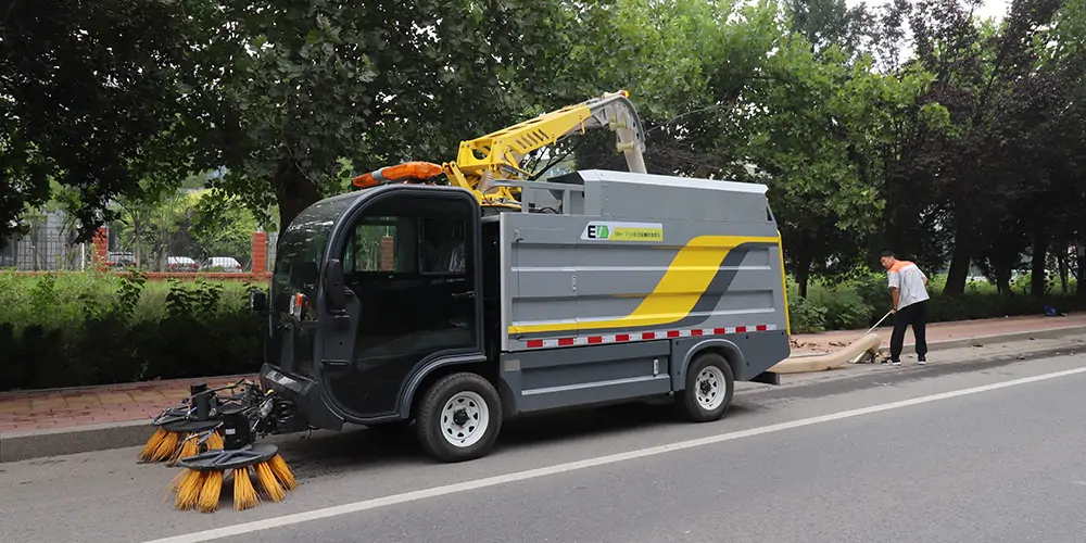 樹葉收集車，新能源樹葉收集車，多功能樹葉收集車，四輪樹葉收集車